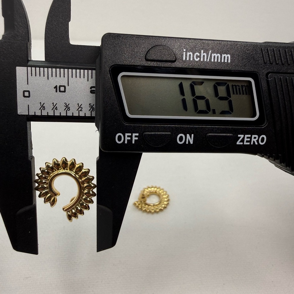 18K Genuine Yellow Gold Spiked Stud Earrings (Preowned) - Picture 12 of 17